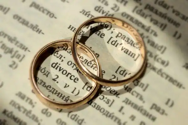 Image of rings removed before divorce mediation Maidstone